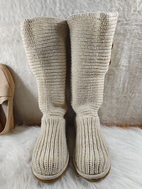 UGG Australia Cardy Knit Cream & Gold 3 Button Sweater Boots Women’s Size 6 Cozy